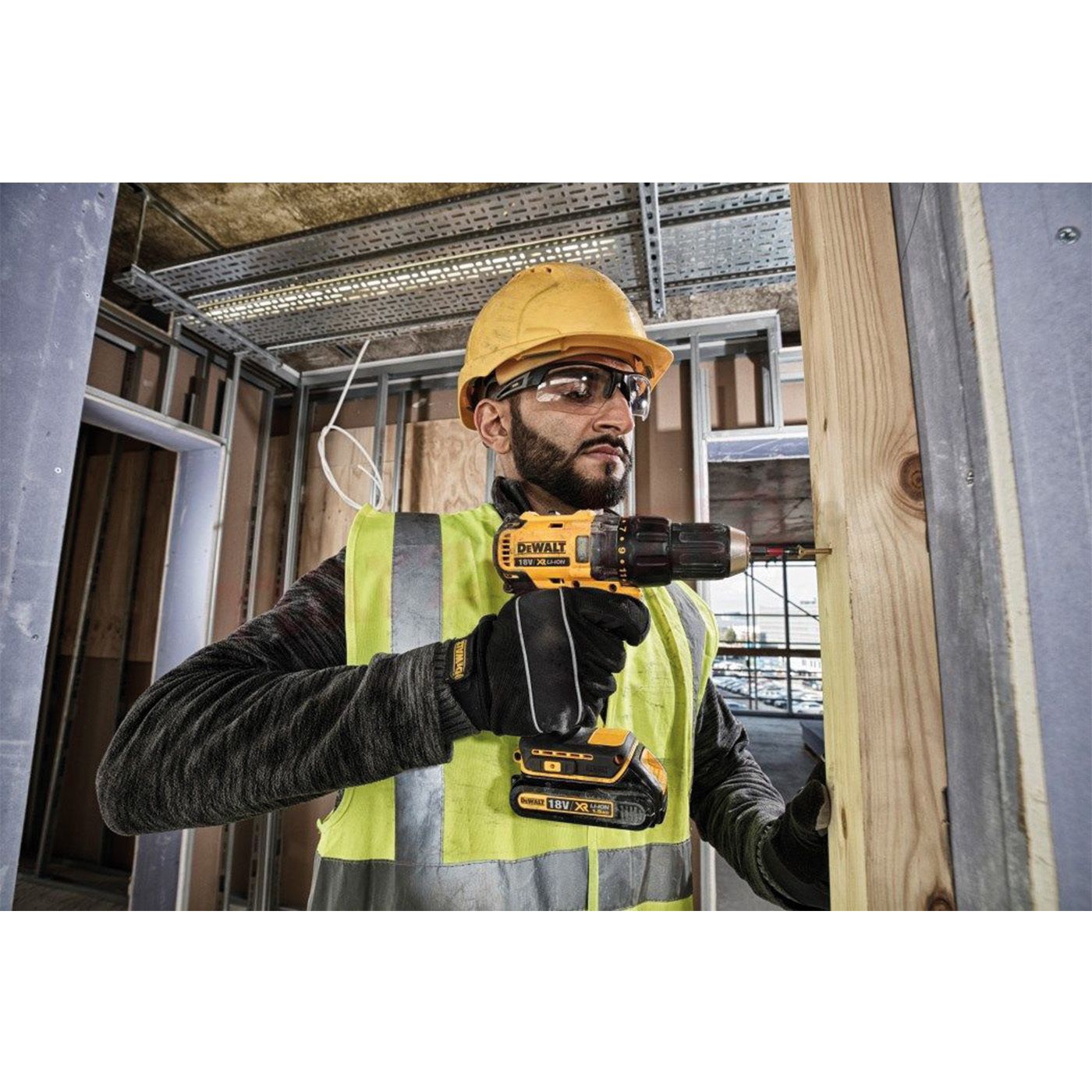 Wiertarko-wkrętarka XR DeWalt - 18 V, w zestawie łądowarką z dwoma akumulatorami 1,5 Ah