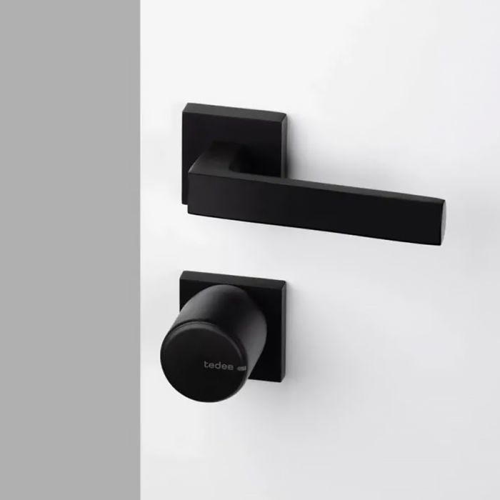 Inteligentny zamek Tedee Lock PRO (grafitowy) w zestawie z wkładką modułową SLR 30-61/37-68 mm z zębatką (typ D) oraz białą klawiaturą Tedee 2.0