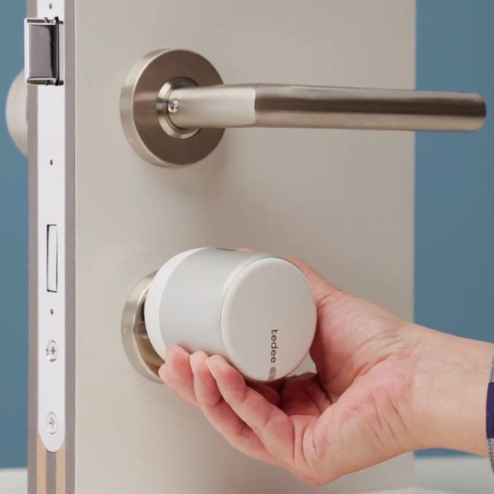 Zestaw inteligentny zamek Tedee Lock GO2 (aluminium) srebrny z białym przyciskiem + Tedee Bridge Wi-Fi + wkładka modułowa SLR 30-61/30 mm z zębatką (typ B) + biała klawiatura Tedee 2.0 TKV2.0 PRO