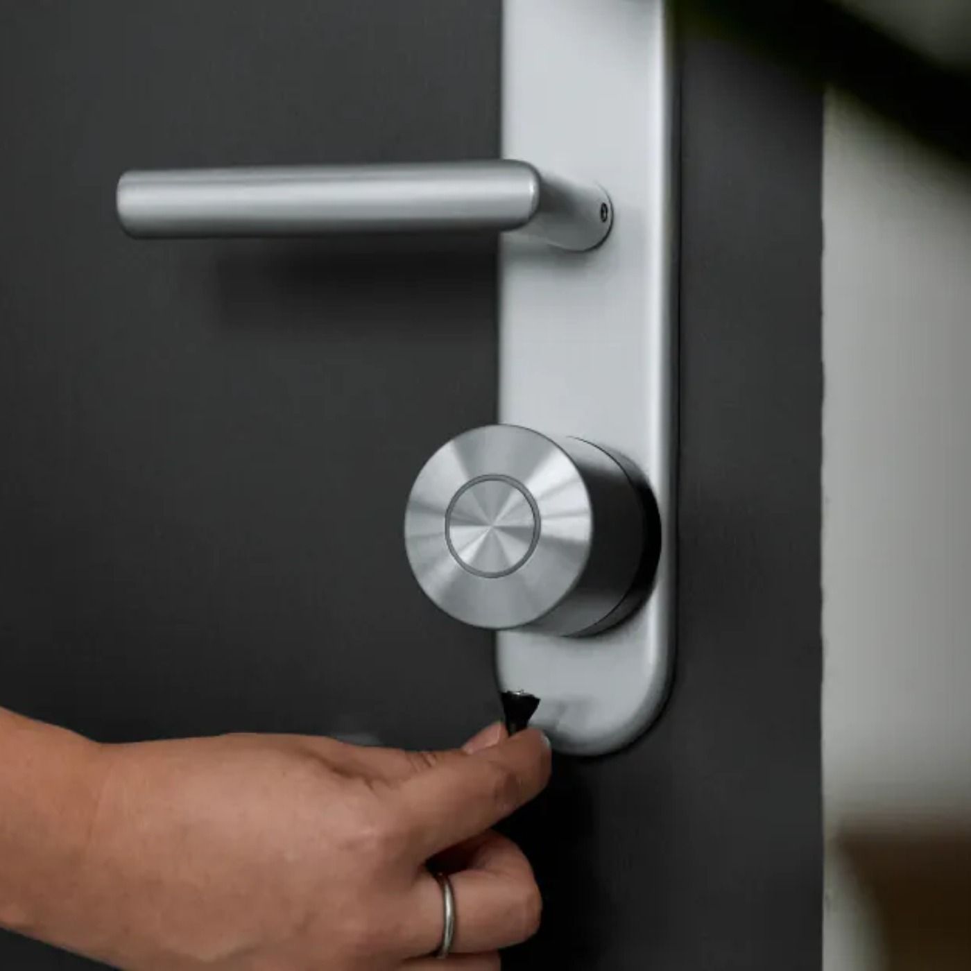 Inteligentny zamek Nuki Smart Lock Ultra w zestawie z klawiaturą NUKI Keypad 2.0 oraz białym czujnikiem otwarcia drzwi NUKI Door Sensor