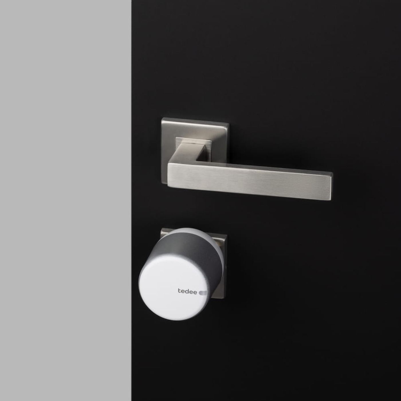 Inteligentny zamek tedee Lock GO2 TLV2.0A-PL (srebrny) w zestawie z mostkiem i wkładką modułową SLR 30-61/30 mm z zębatką (typ B) Inteligentny zamek tedee Lock GO2 TLV2.0A-PL (srebrny) w zestawie z mostkiem i wkładką modułową SLR 30-61/30 mm z zębatką (typ B)
